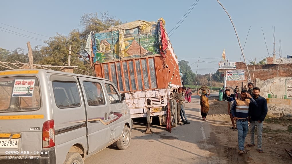Tractor driver fled after dumping sand in the middle of the road, causing traffic jam