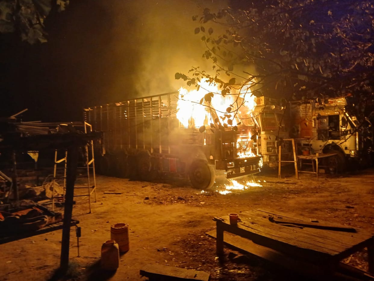 A short circuit caused a fire in a motor garage, burning a truck.