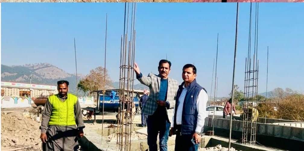 श्रोत संवाद फोटो :- एडीसी नौशेरा डॉक्टर प्रीतम लाल थापा ने बीर बदरेश्वर और किला दराल का दौरा क