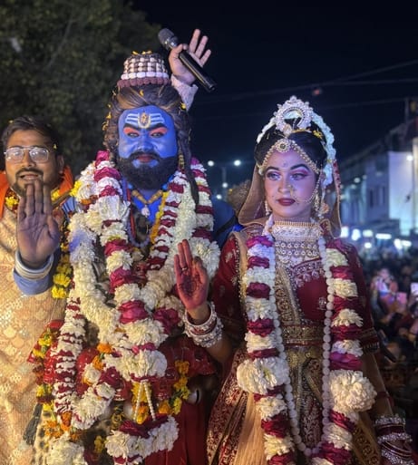 Devotees danced vigorously in Shiva's baraat