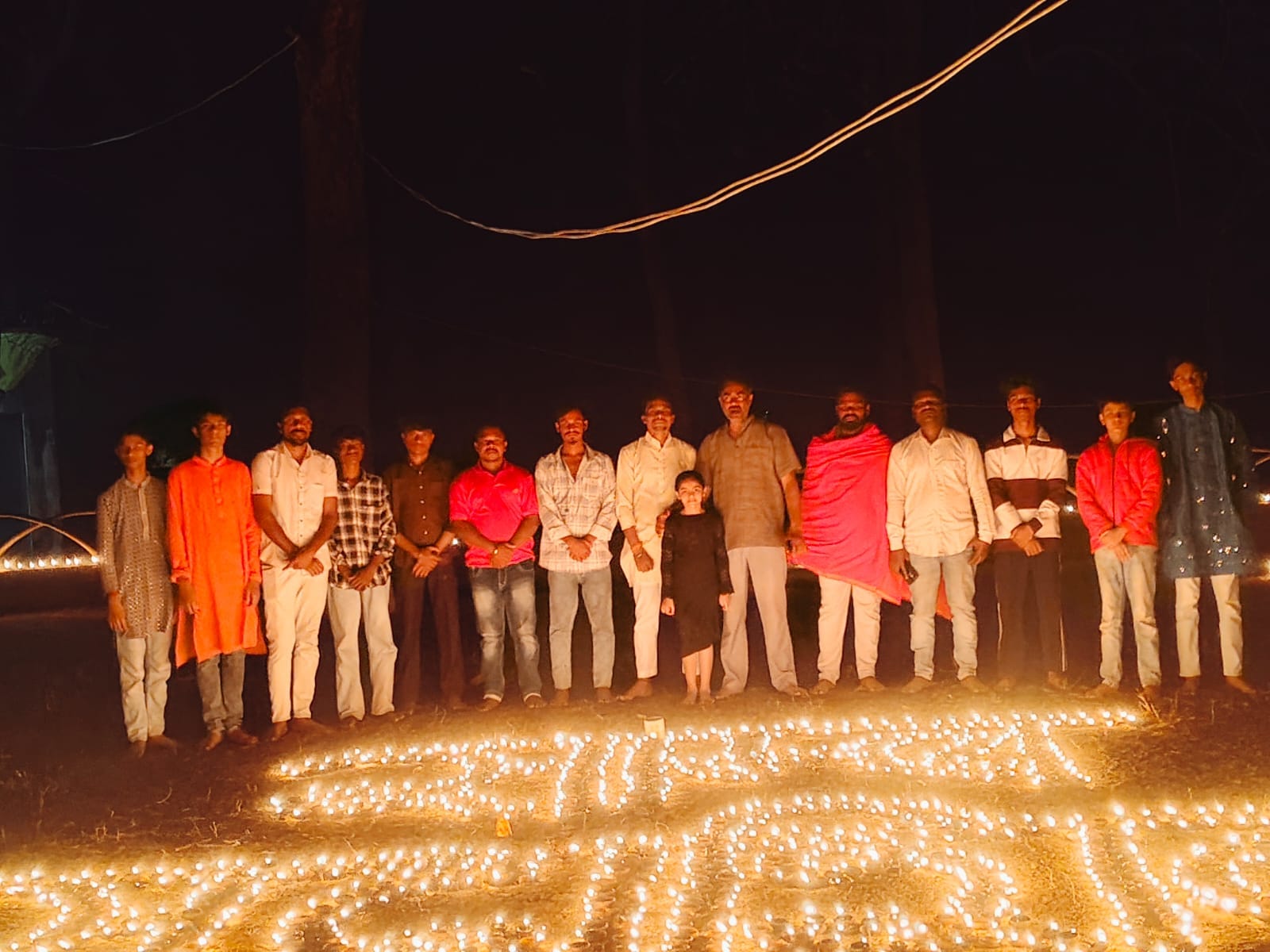 दीप प्रज्वलित करते कार्यकर्ता