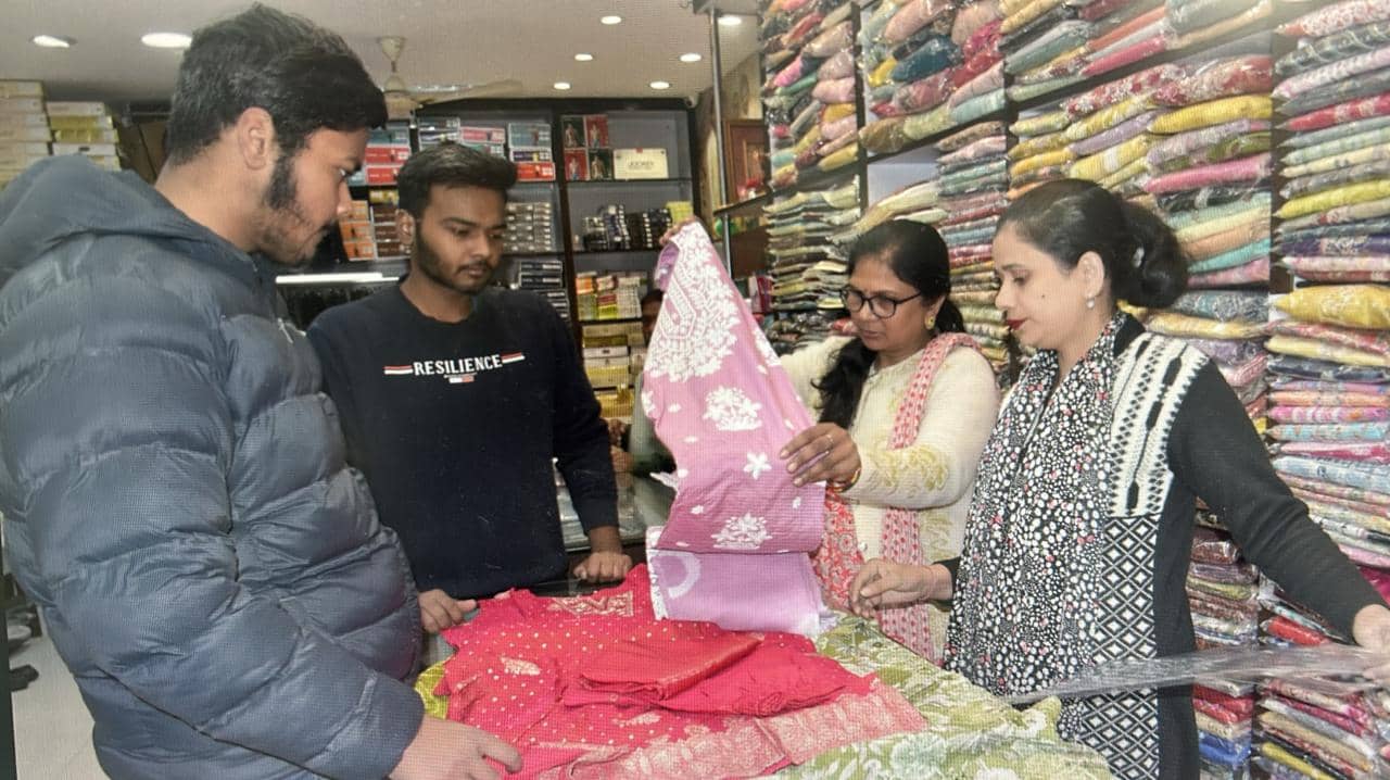 देवरिया। कपड़े की दुकान में खरीदारी करते लोग।