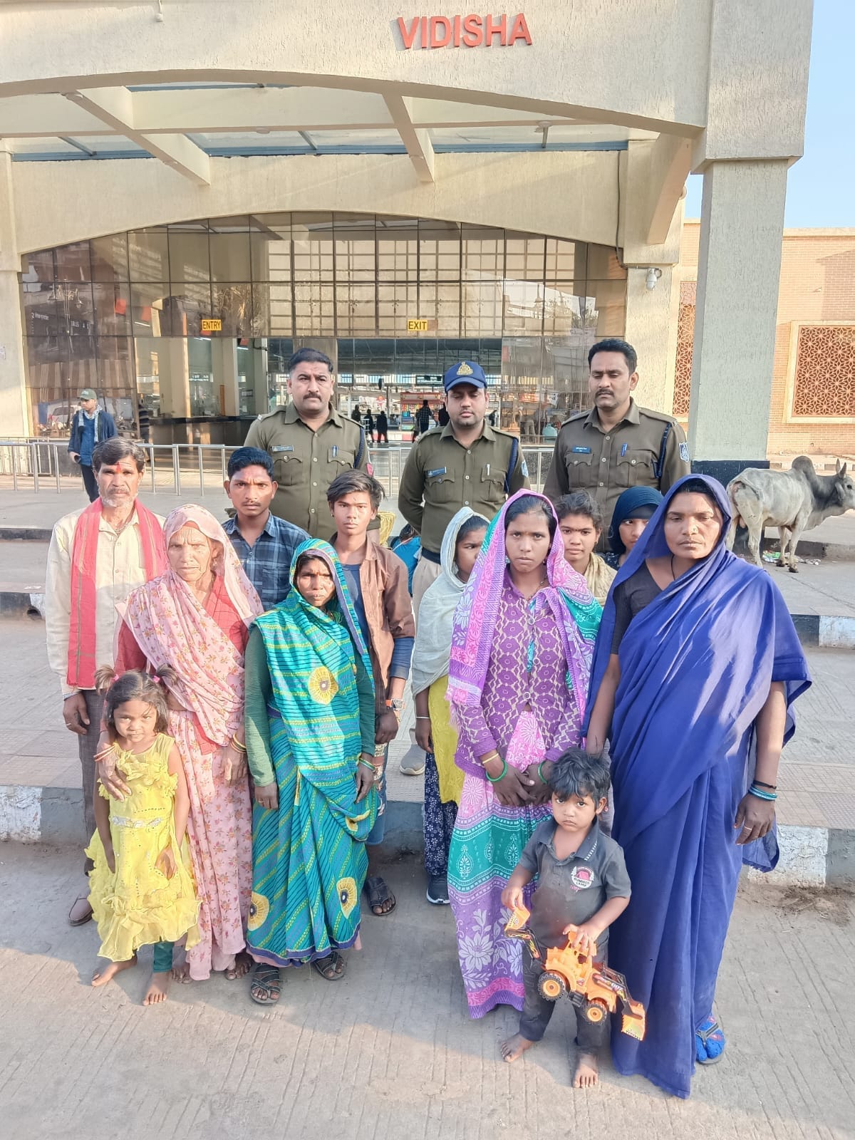 विदिशा पुलिस का सफल रेस्क्यू ऑपरेशन 5 महिलाओं समेत 4 बच्चे सकुशल लौटे