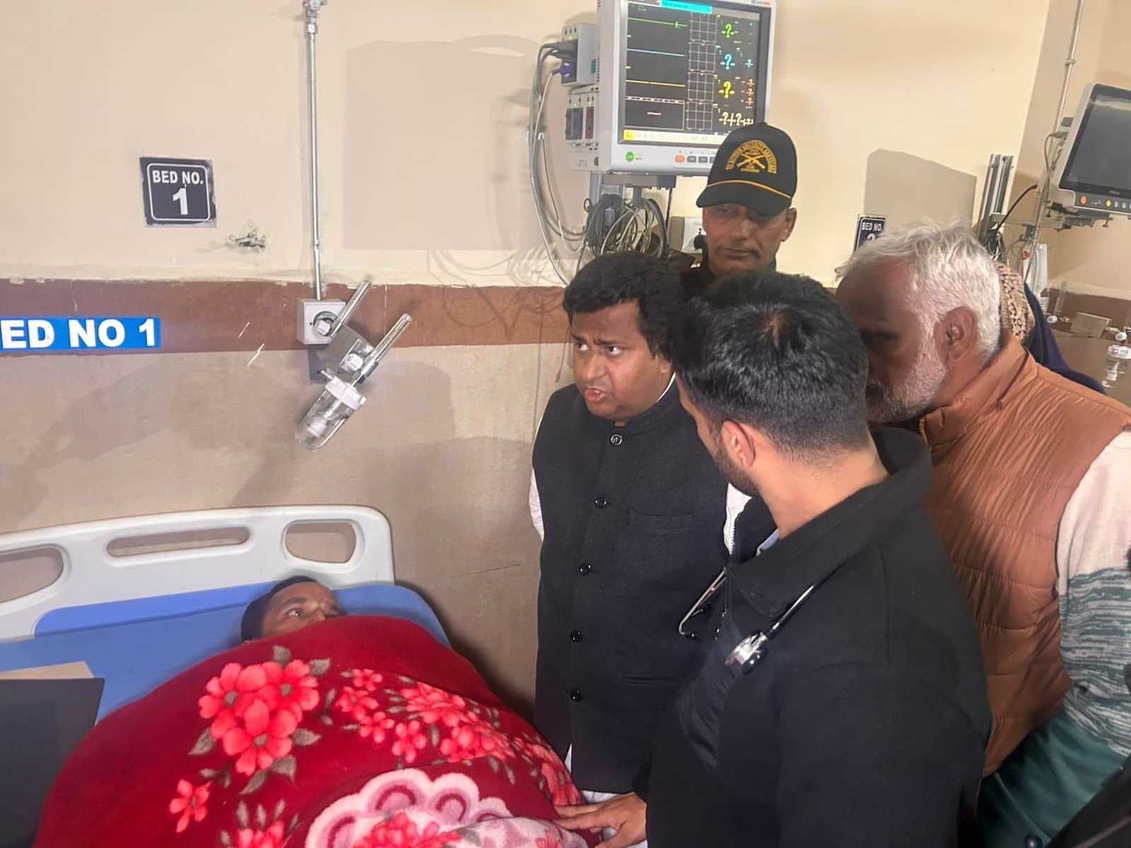 विधायक इफ्तिखार अहमद ने आधी रात को राजोेरी जीएमसी का दौरा कियाटेंपो दुर्घटना में घायलों से मु