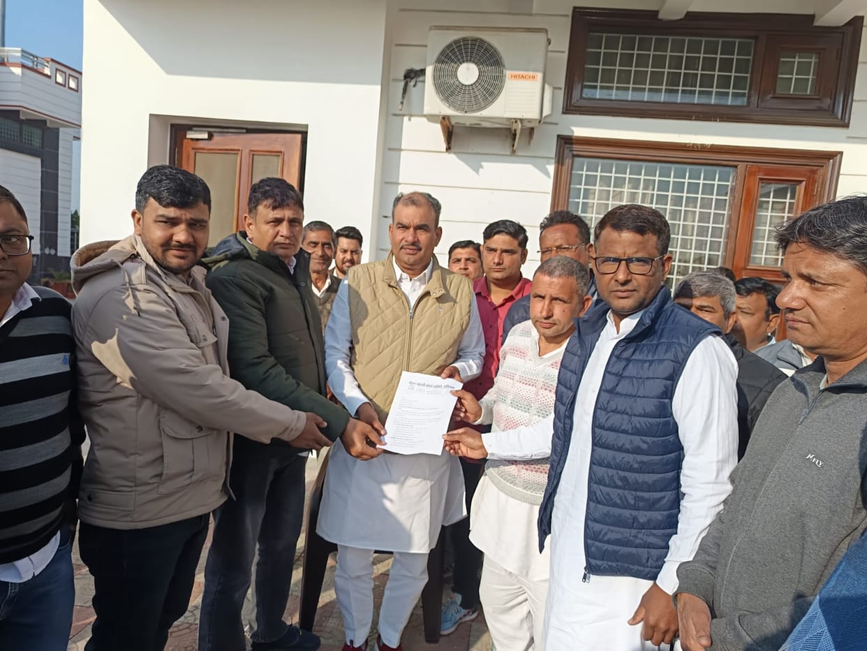 A memorandum was submitted to the MLA to raise the demand for restoration of old pension in the Assembly.