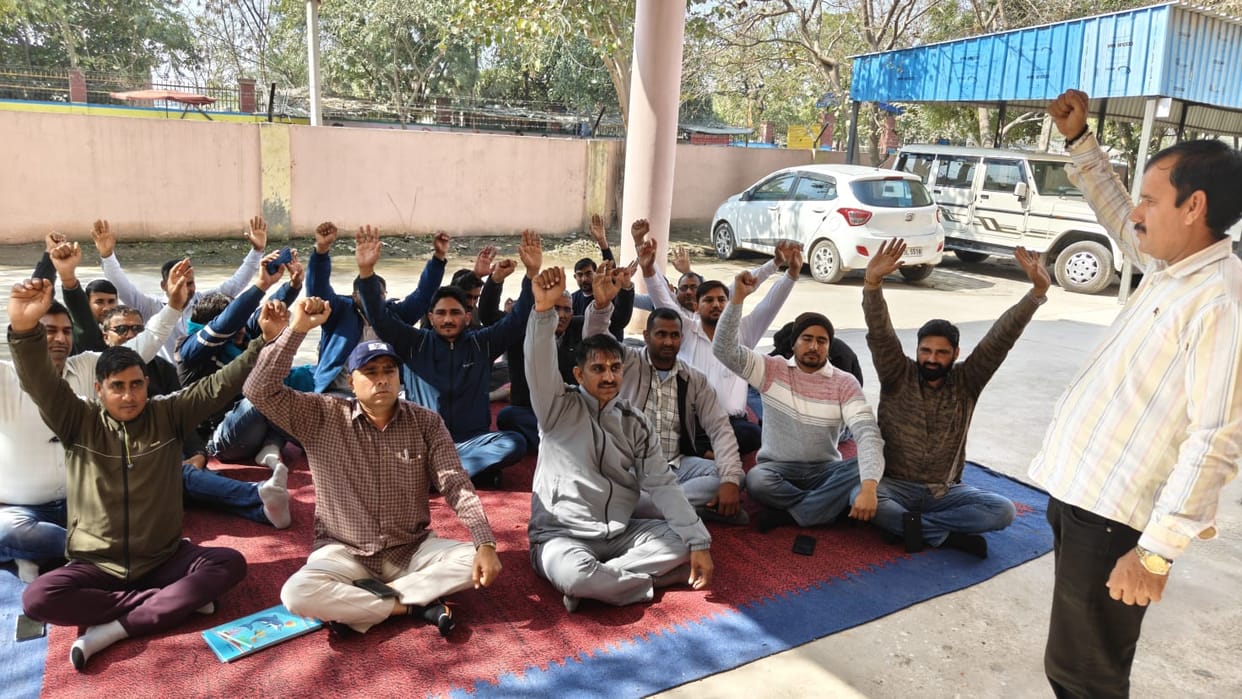 Electricity Corporation employees raised slogans