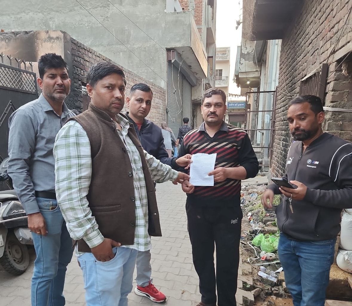Sewer blockage on Mal Godown Road, corporation issues challans to four dairies