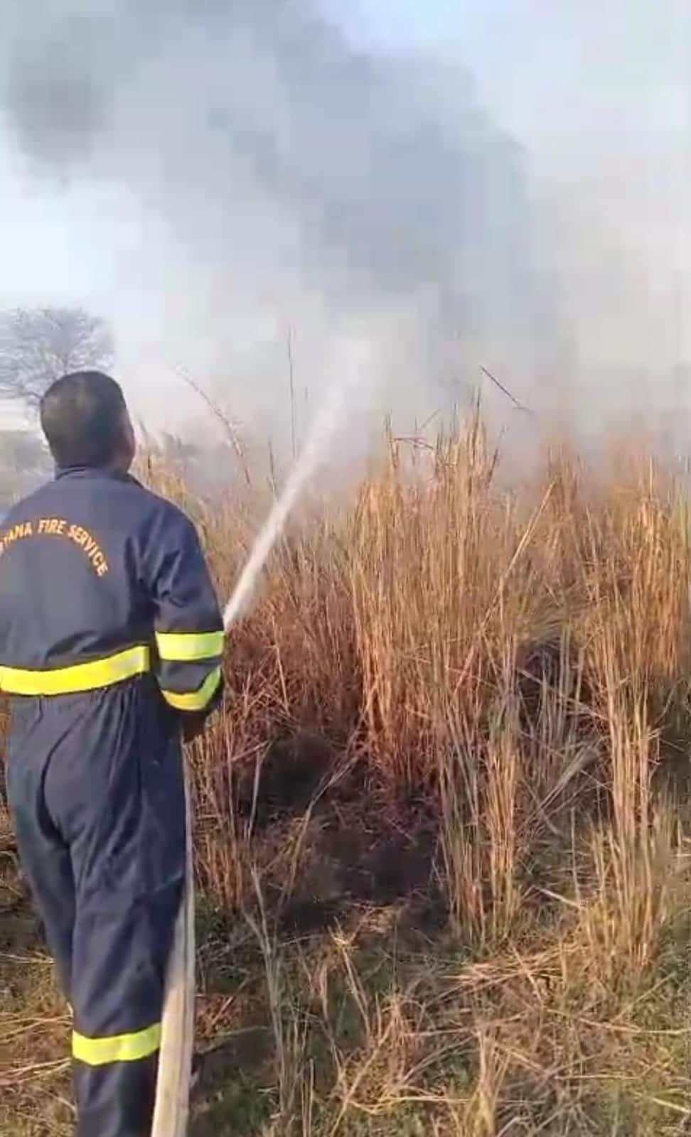 आग बुझाते फायर कर्मचारी। संवाद