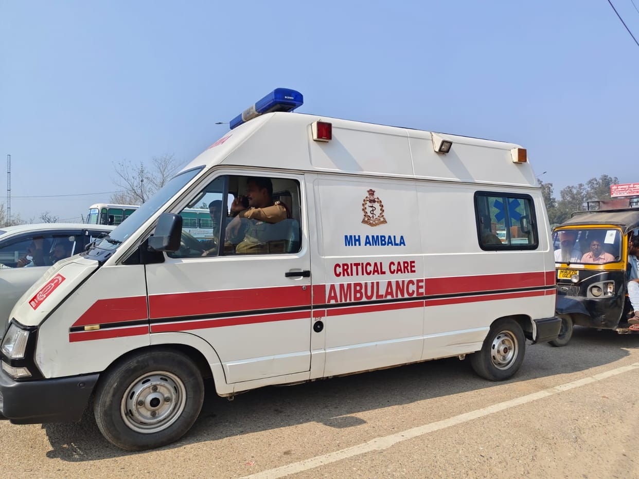 Three ambulances were stuck in traffic jam for a quarter of an hour, leaving a newborn and two other patients gasping for breath.