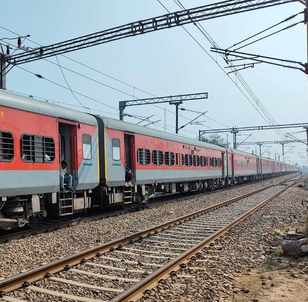 अनाज मंडी रेलवे स्टेशन की तरफ से गुजरती ट्रेन। संवाद