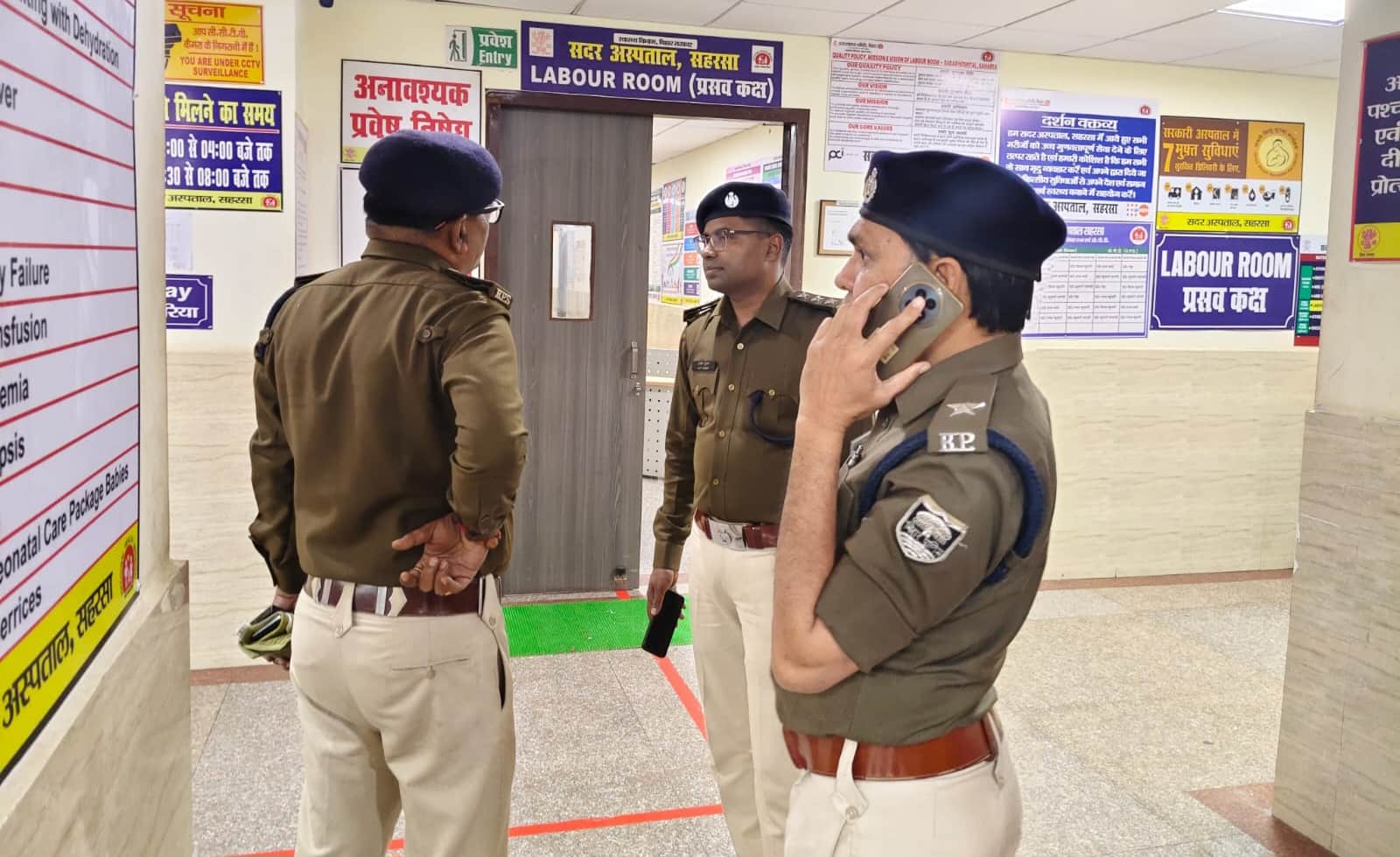 अस्पताल में मामले की छानबीन करती पुलिस