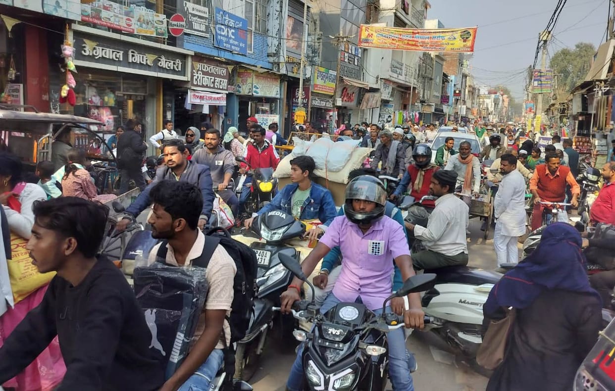 The traffic jam continued throughout the day, causing inconvenience to the people.