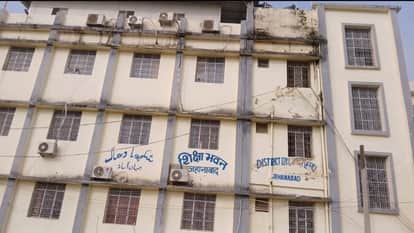 The head teacher was consuming the children's mid-day meal, irregularities were found in the investigation.