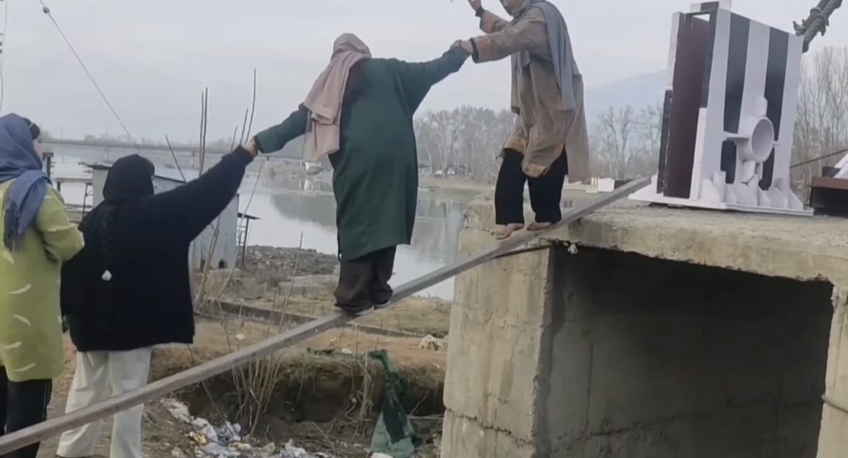 Bandipora, Bridge Incomplete, Peoples Take Risk