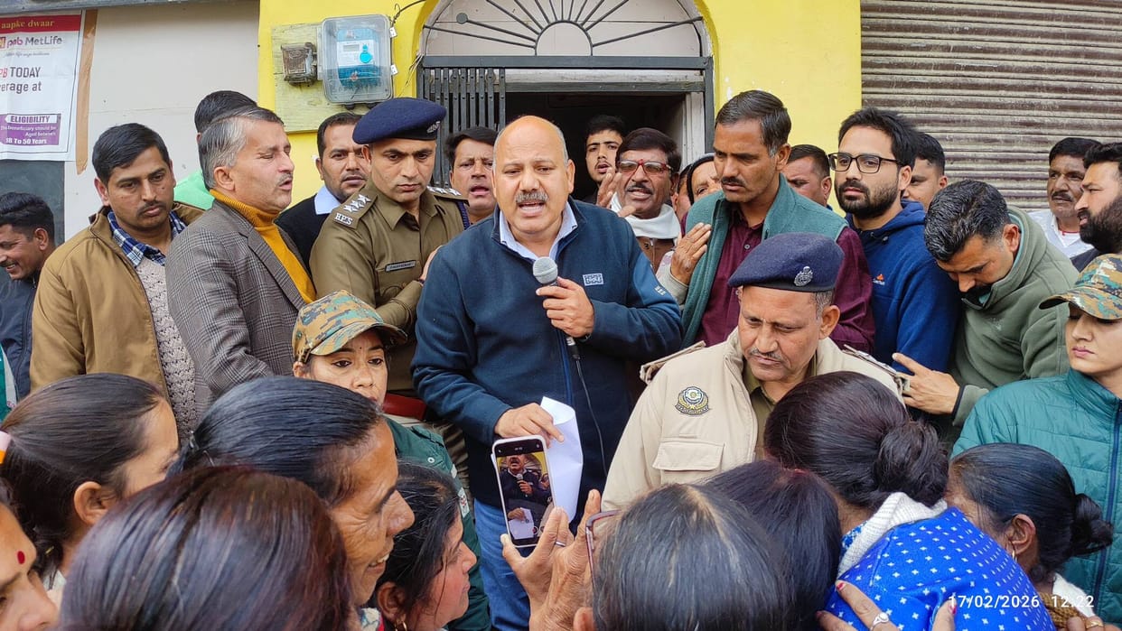 Villagers surrounded the Senior Superintendent who reached Chachyot