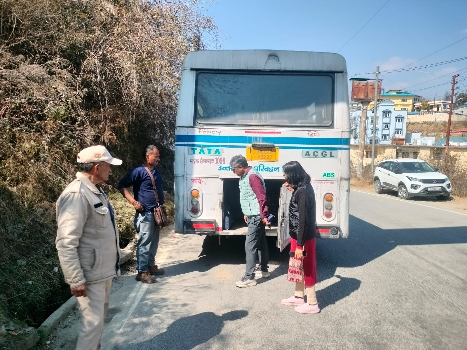 चंपावत के टनकपुर-पिथौरागढ़ मार्ग पर होली से पहले खाद्य पदार्थों की जांच करती खाद्य सुरक्षा विभा