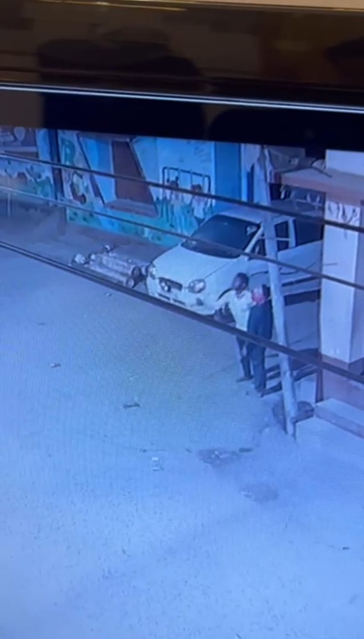 Bihar: चोरों का आतंक! रात के अंधेरे में चोरों ने काटा बिजली का तार, CCTV में कैद हुई वारदात