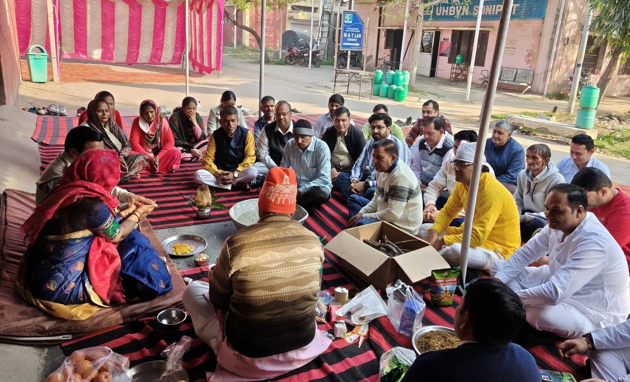 After the havan, a feast was organised at the Electricity Corporation office.