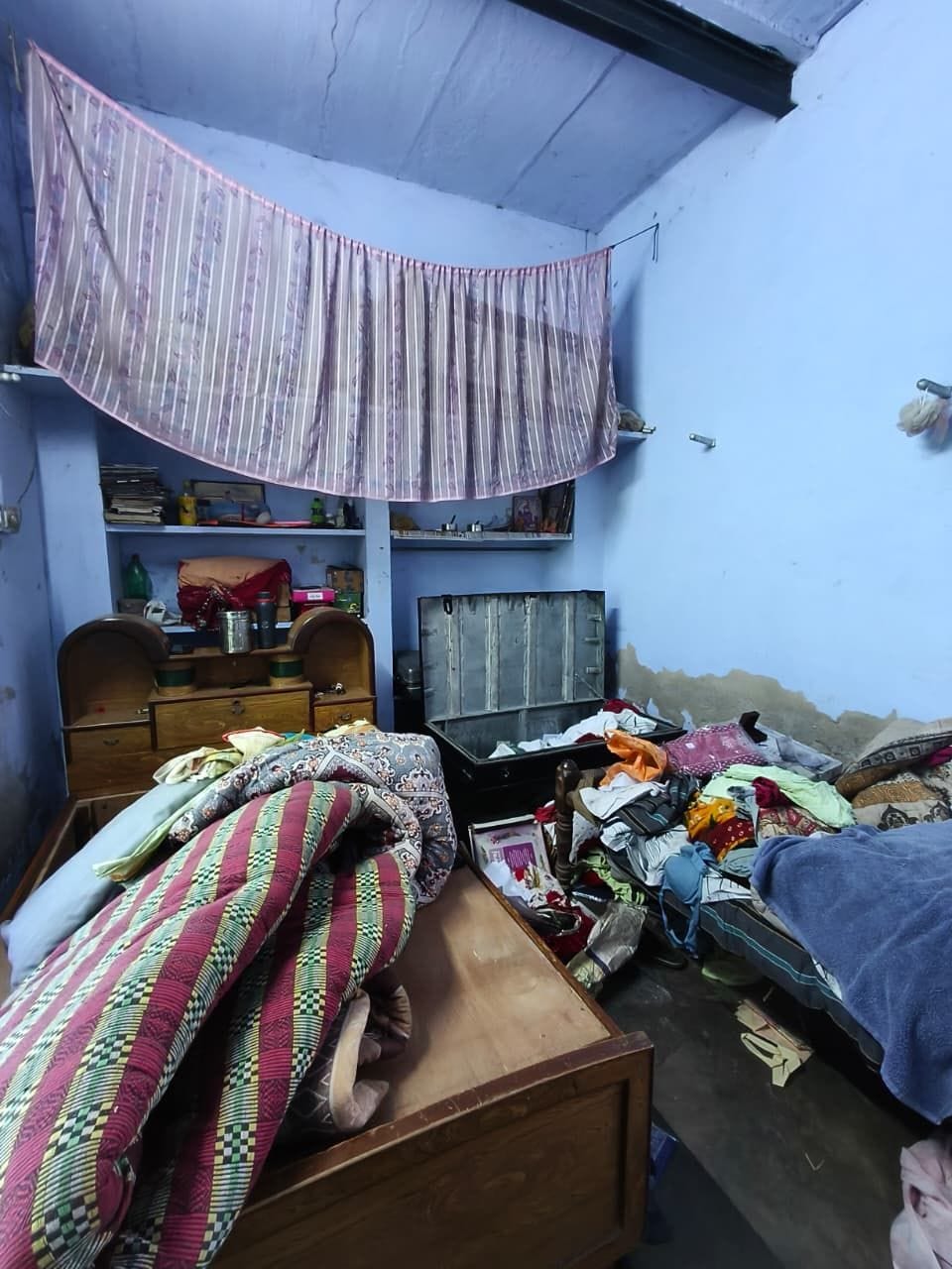 First the thieves locked the room and then stole cash and jewellery.