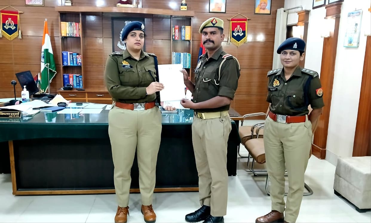 The SP honored the constable who saved the life of an innocent child.