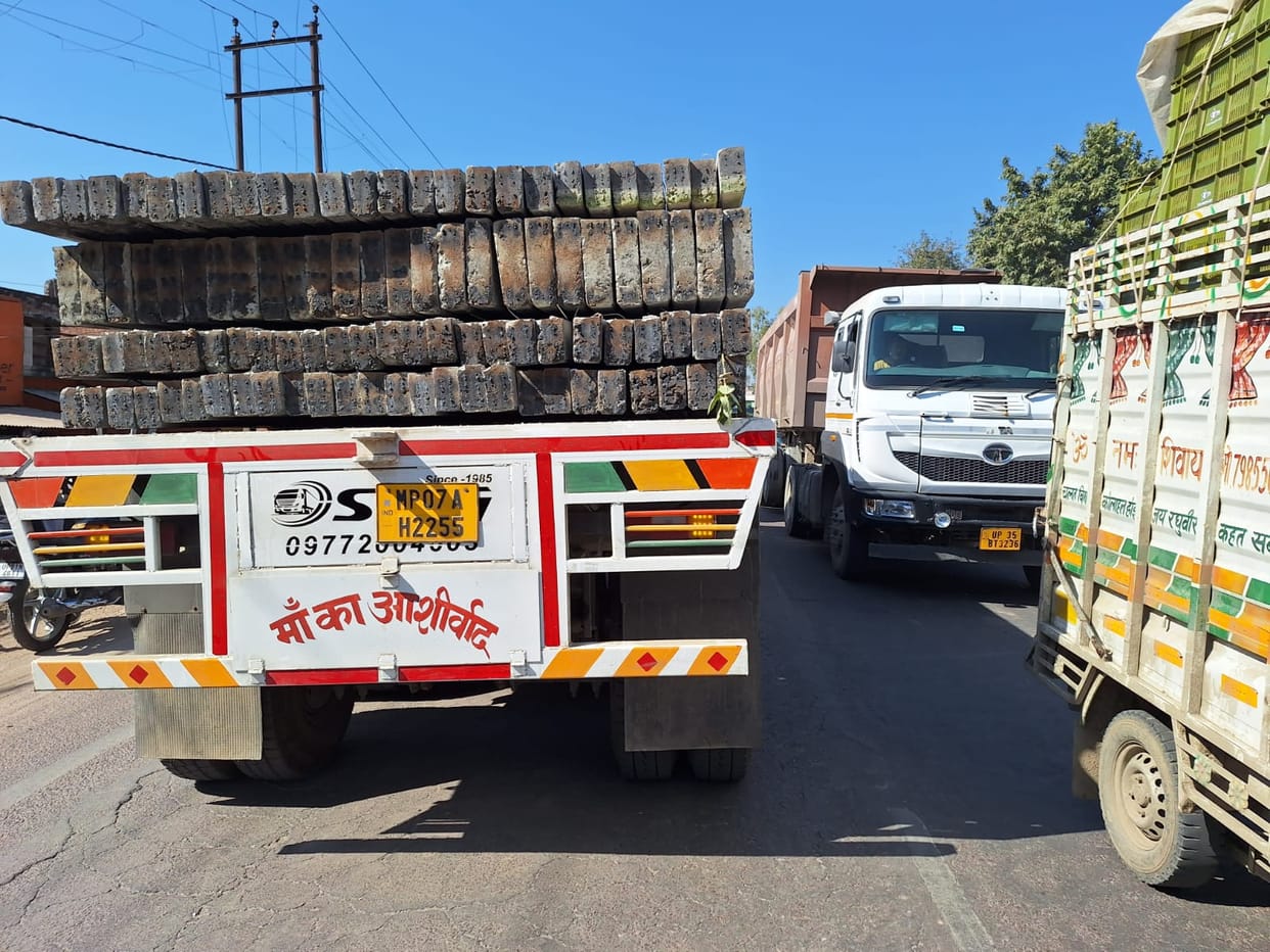 A trailer breakdown caused traffic jams on the highway, forcing vehicles to wait for three hours.