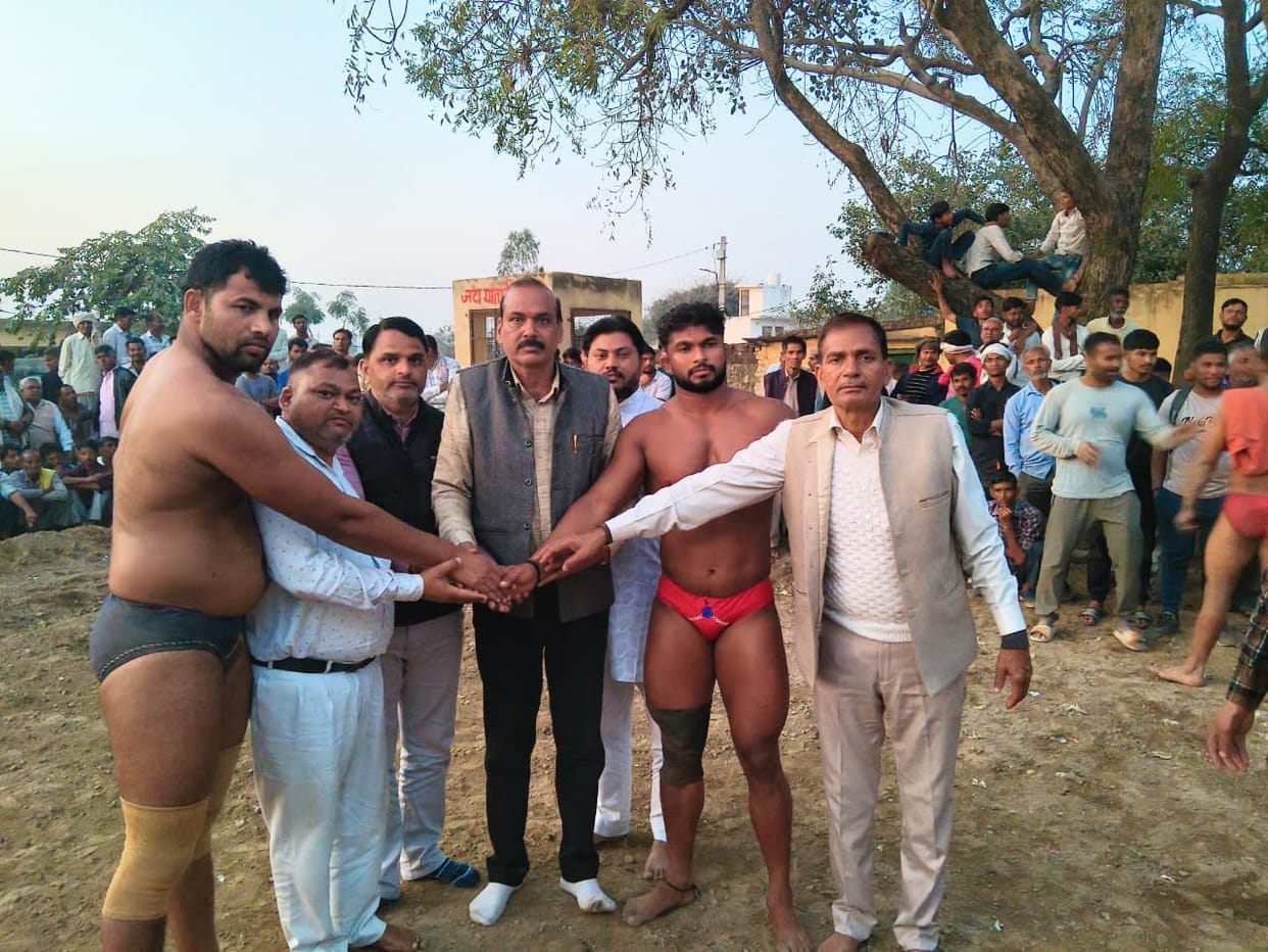 Wrestlers tried their tricks in the wrestling match.