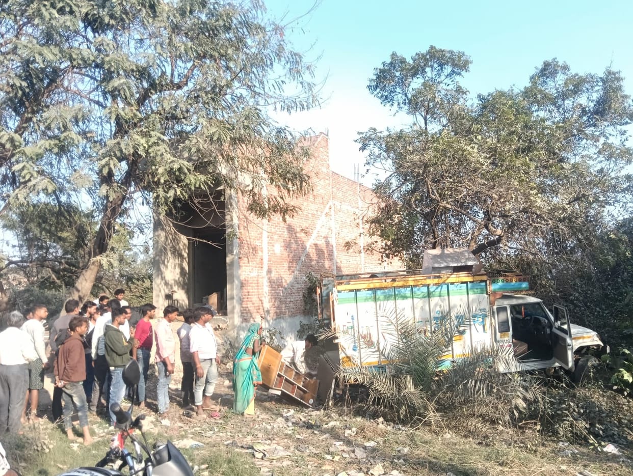 Uncontrolled pickup hits tree, crushing innocent child
