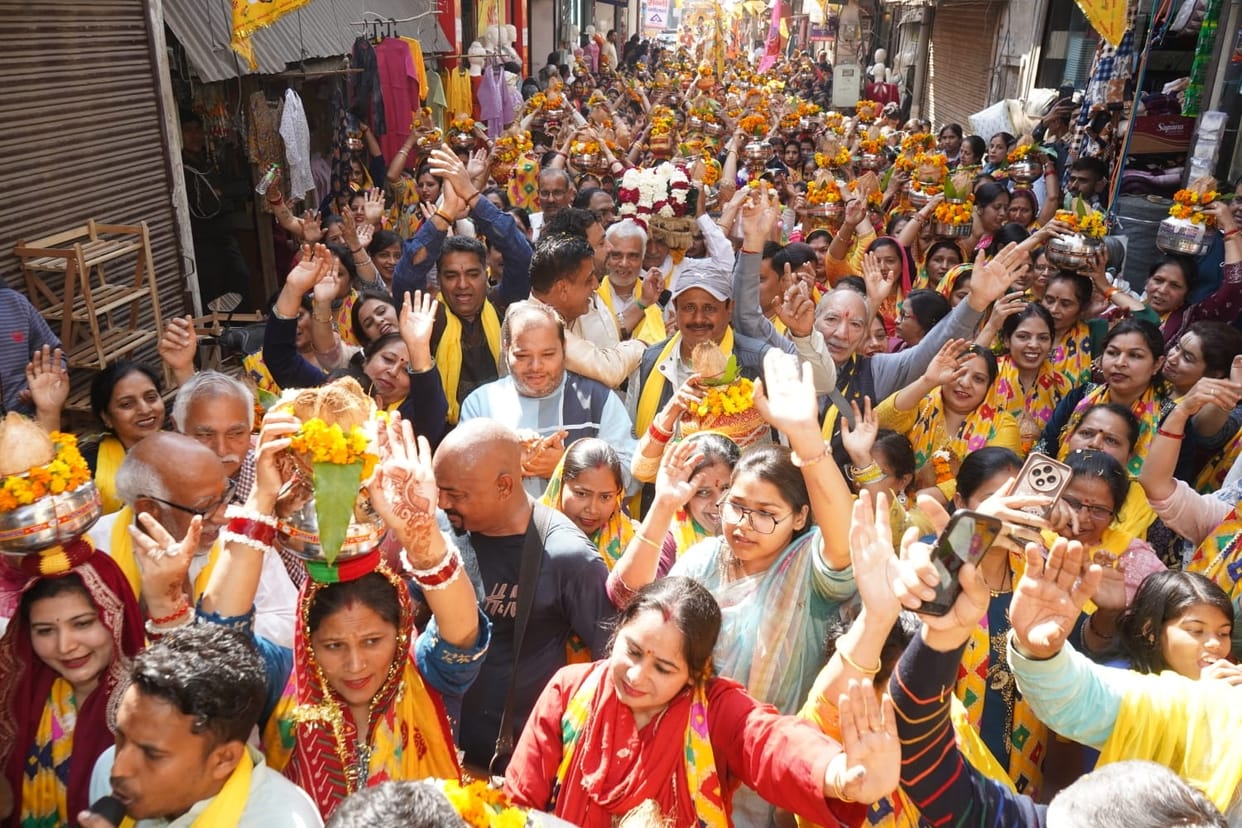 Kalash Yatra was taken out on the inauguration of Shrimad Bhagwat Katha.