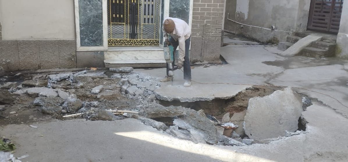 Repair work begins on the hollow road that has been submerged for 20 days.