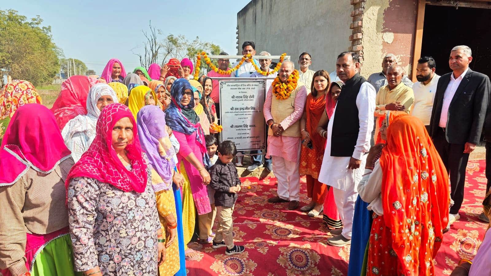 गांव में पहुंचने पर विधायक लक्ष्मण सिंह यादव का सम्मान करते ग्रामीण। स्रोत : प्रवक्ता