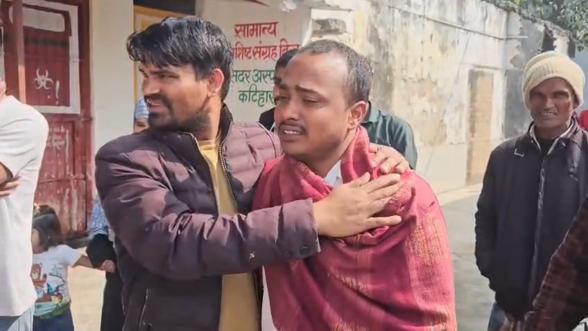 पत्नी की मौत के बाद रोता बिलखता पति।