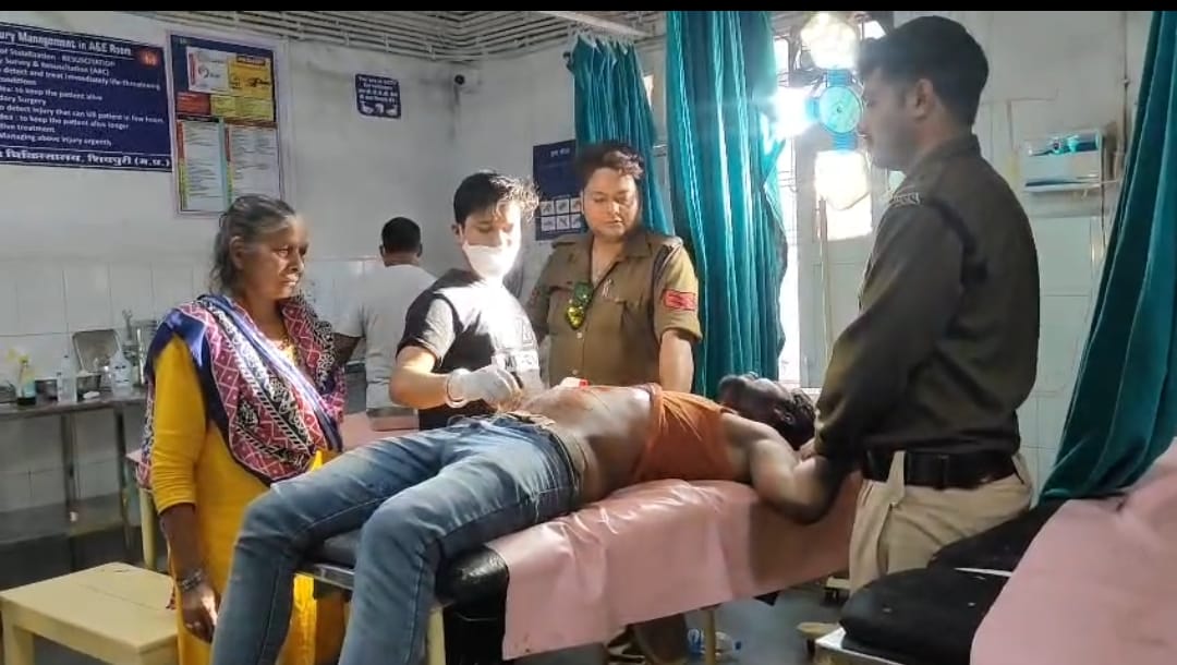 घायल युवक को लाया गया अस्पताल।