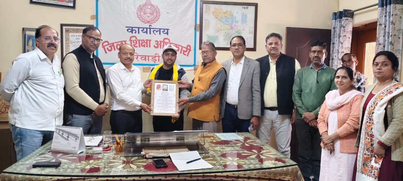 हिमांशु को सम्मानित करते जिला शिक्षा अधिकारी बिजेंद्र हुड्डा। स्रोत : विभाग