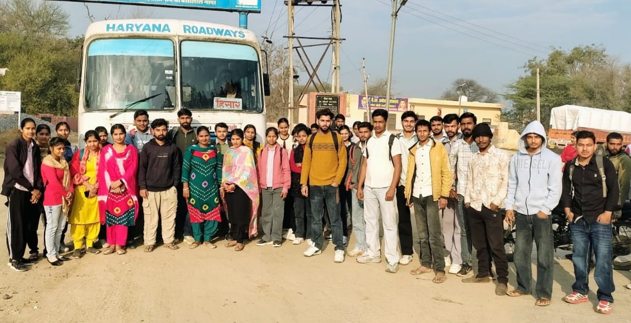 Students stopped a Roadways bus in Khedi Berki during a protest, demanding that buses run smoothly according to the previously scheduled timetable.