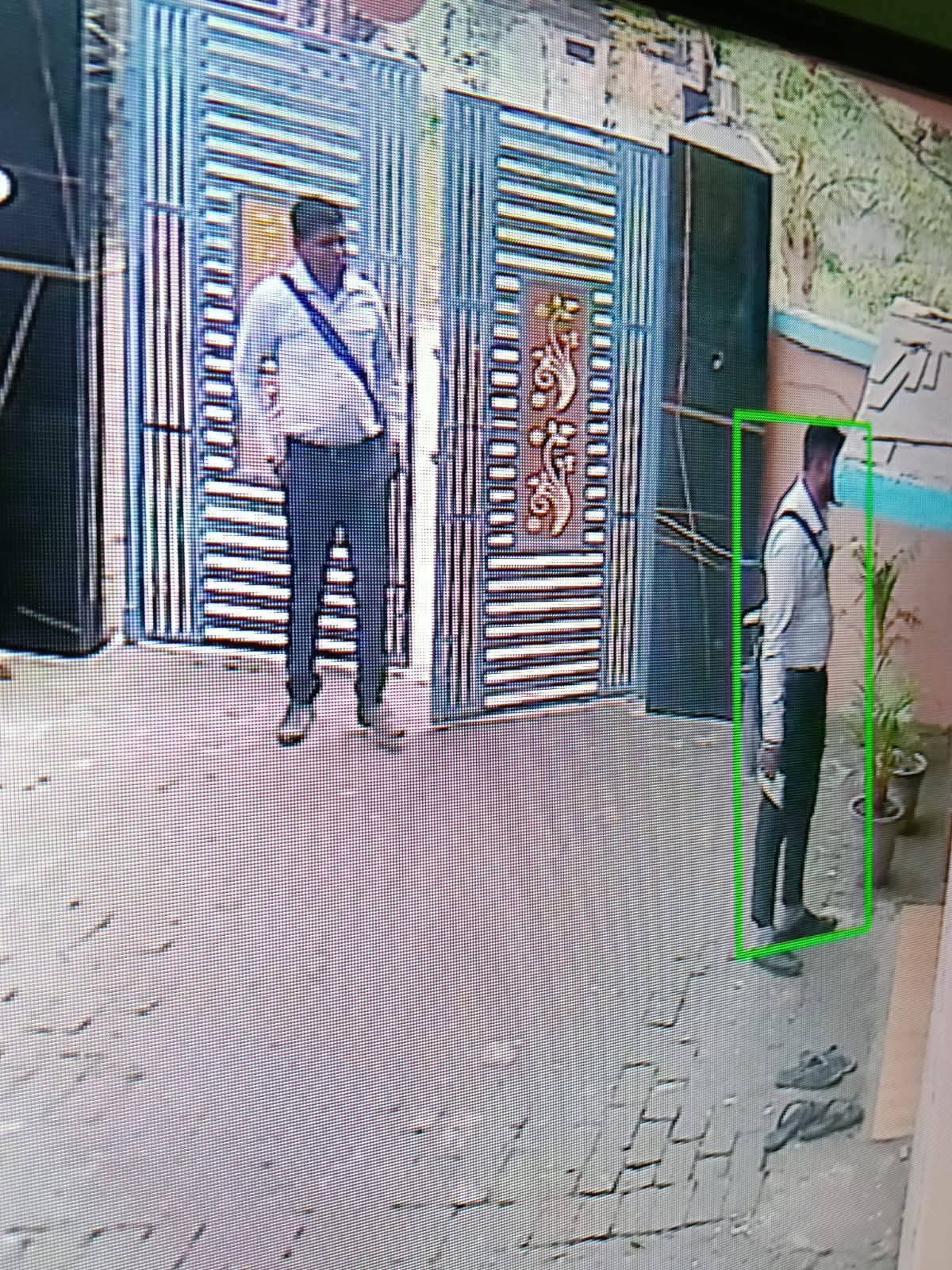 Two fraudsters fled with jewellery worth Rs 6 lakh on the pretext of polishing it.
