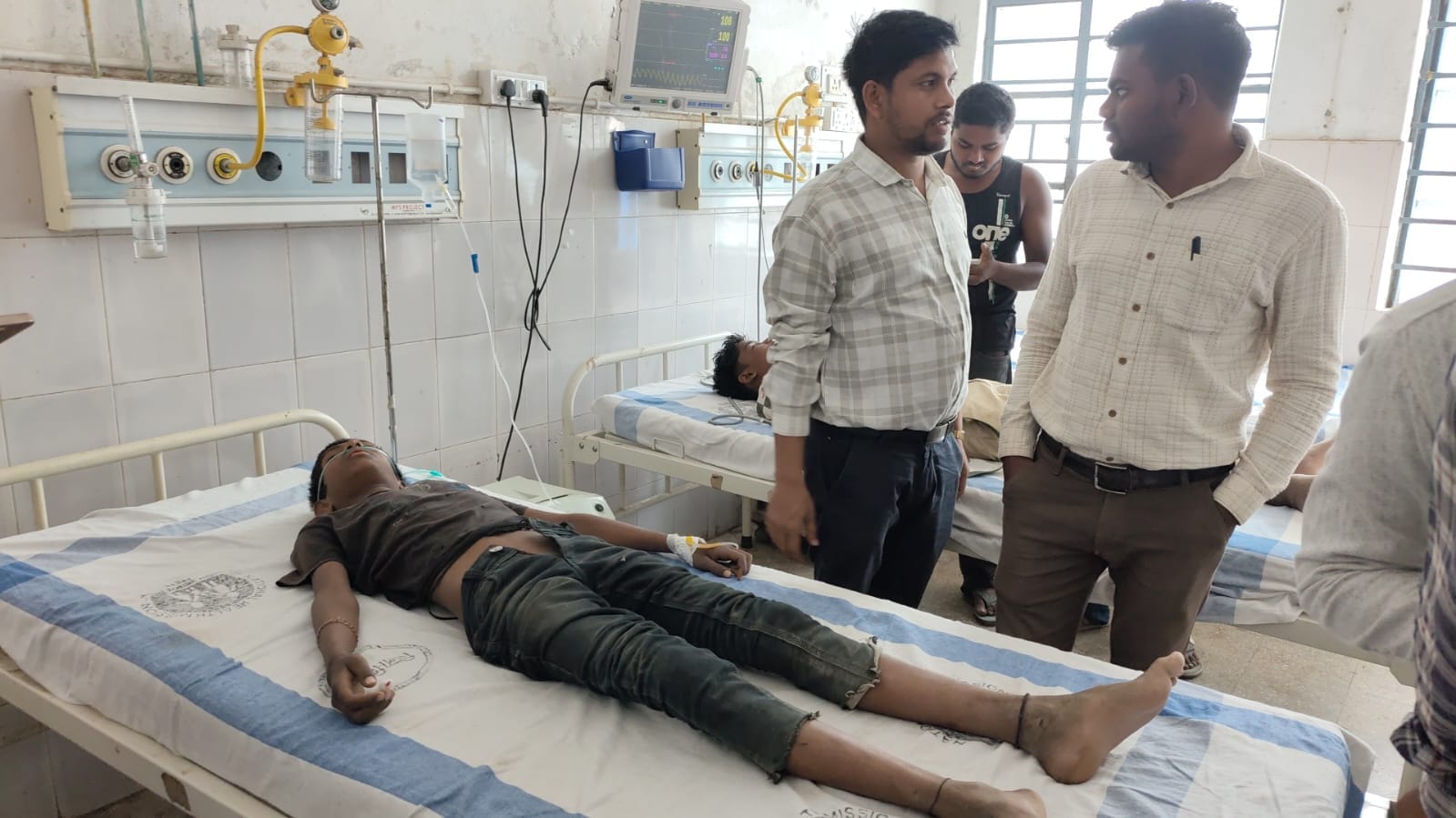 ईलाज रत घायल, मृतक का फाईल फोटो
