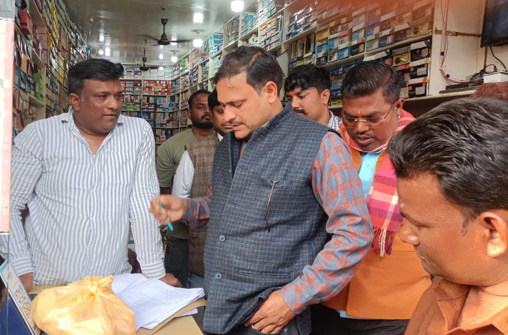 Lucknow team confiscated polythene and also collected fine