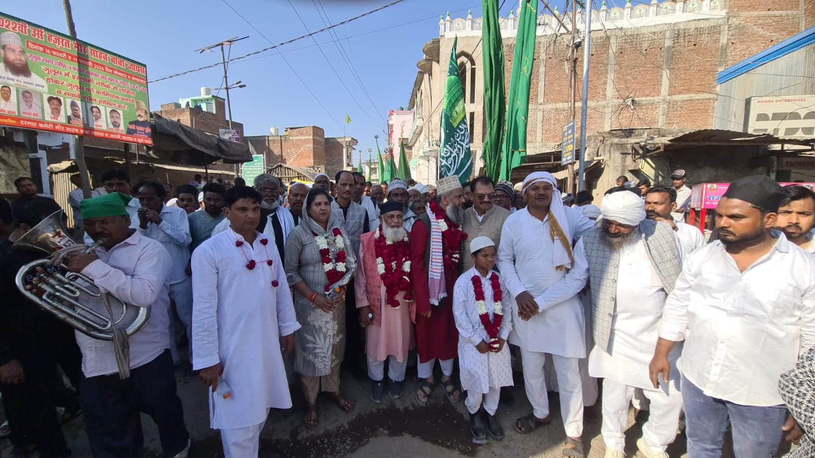 जायस कस्बे में निकले गागर-चादर शरीफ के जुलूस में शामिल लोग। स्रोत आयोजक