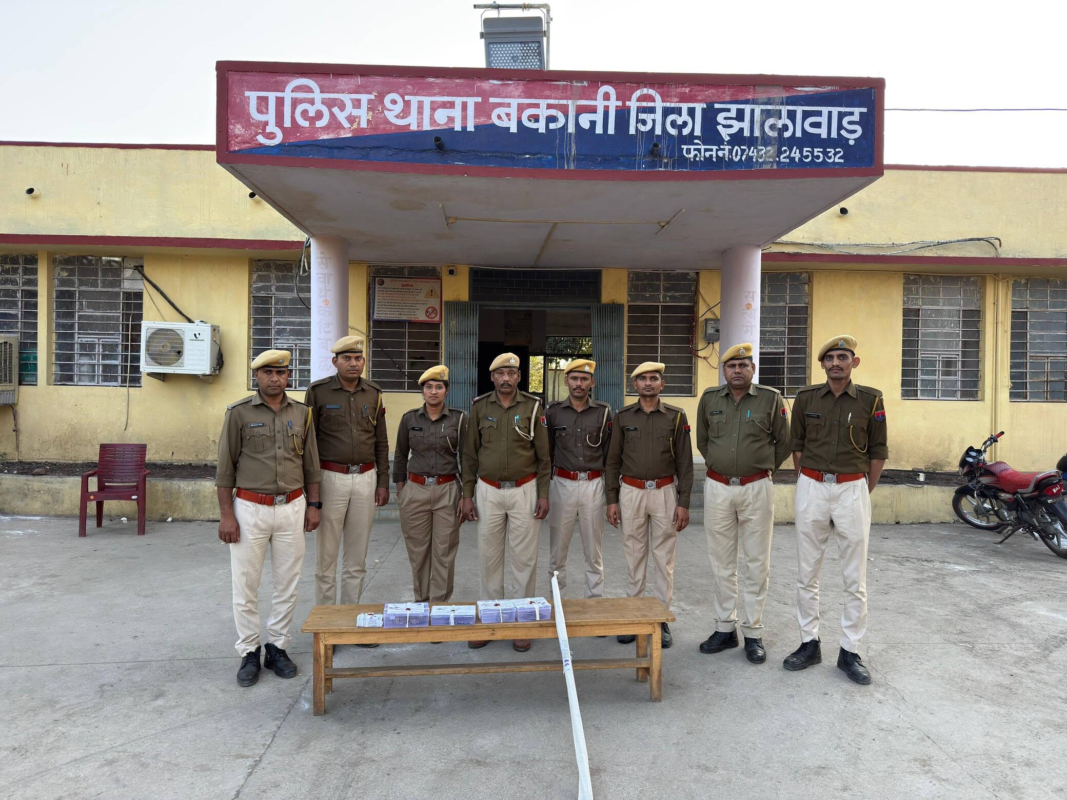 झालावाड़। मंदिर सोने चांदी के गहने चोरी के बाद कार्यवाई करते पुलिस