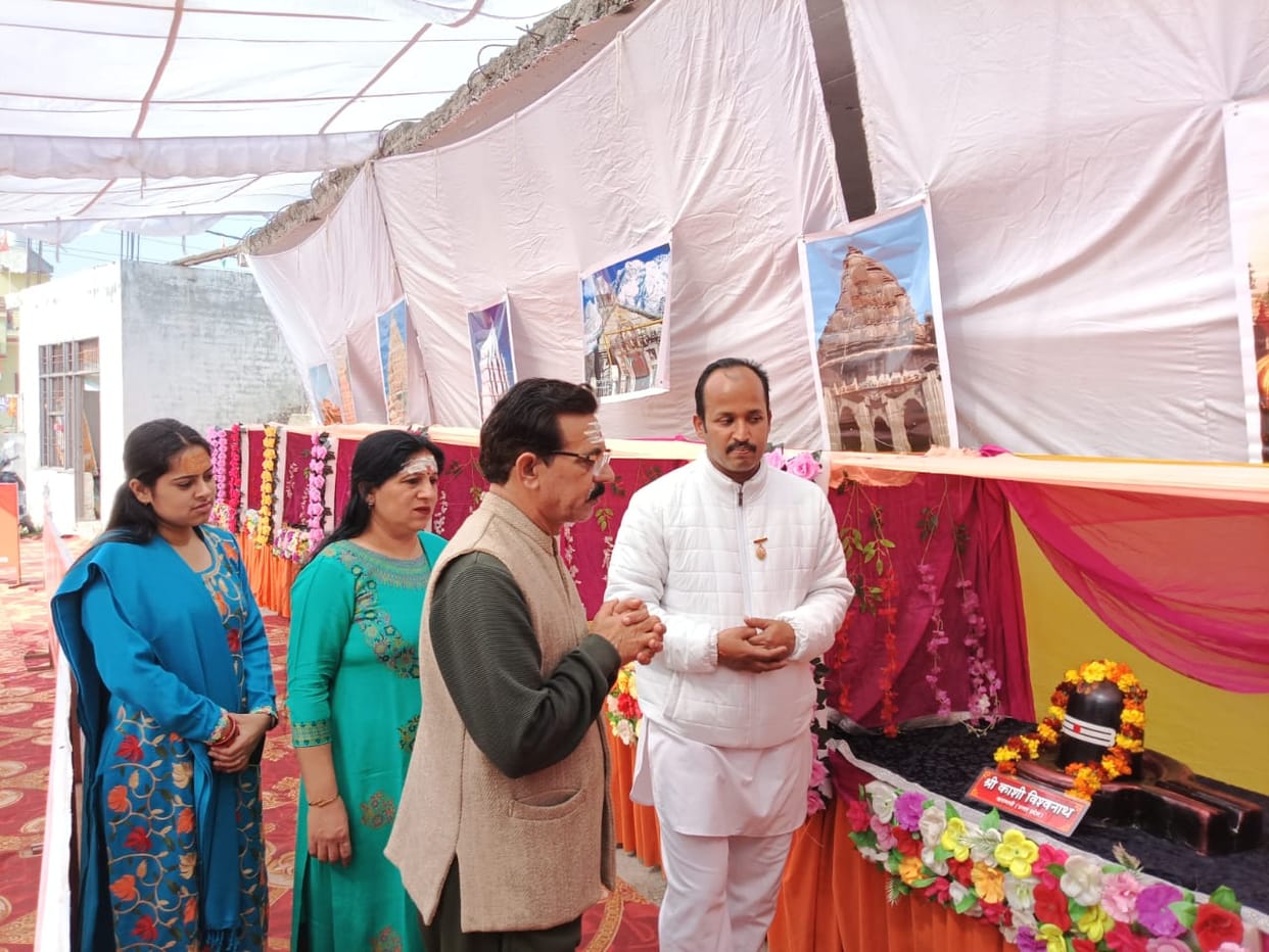 A grand exhibition of the twelve Jyotirlinga Shiva Darshan was held.