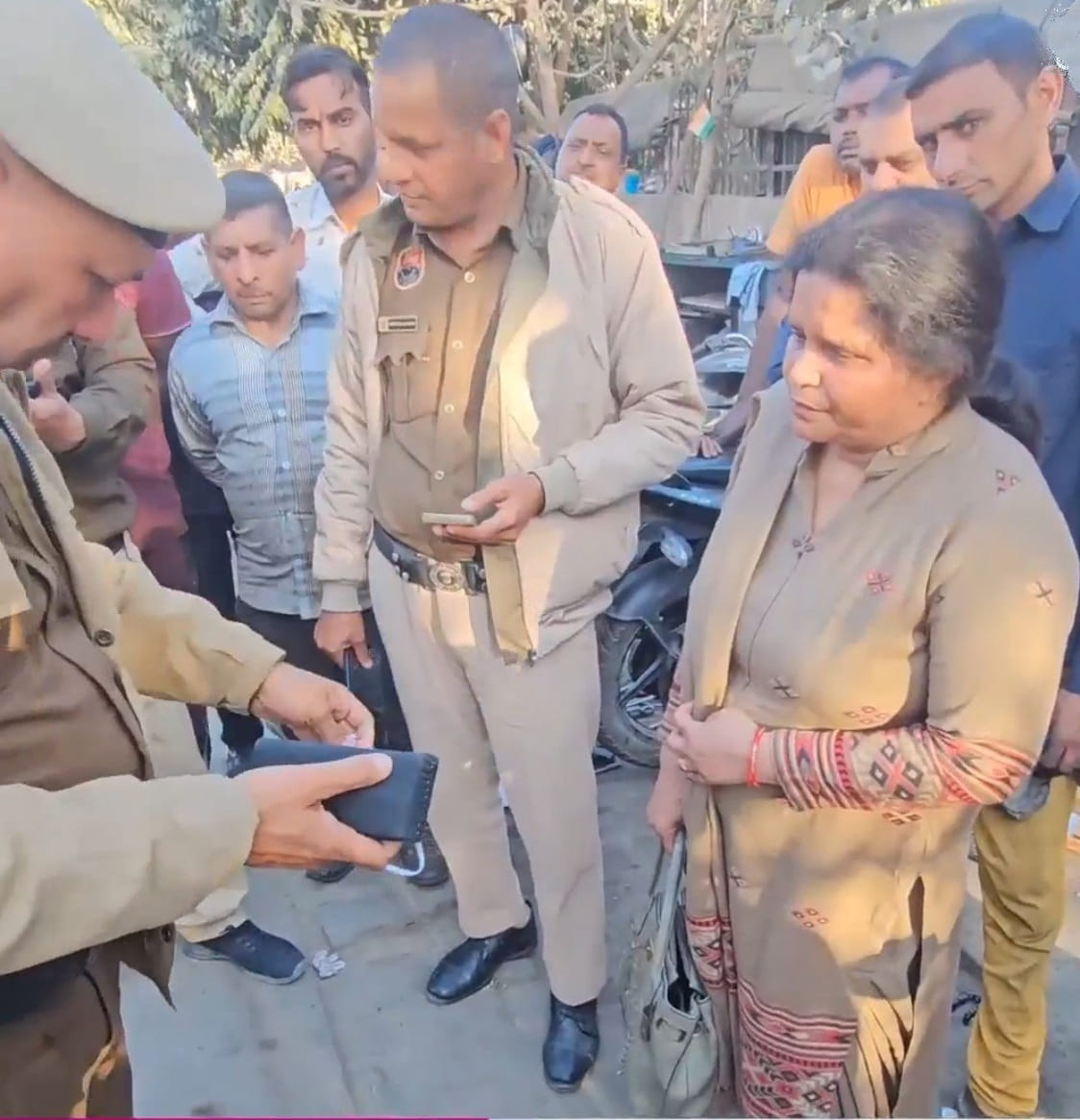 Two thugs flee with a gold chain and two rings from a woman.