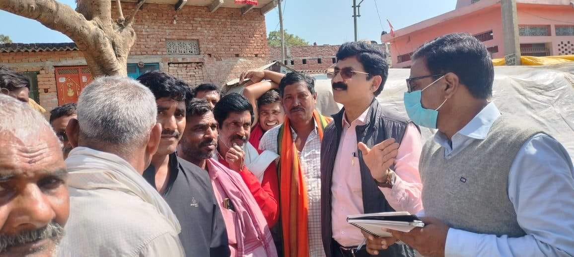 Farmers angry over not getting thumb impression, surround center in-charge
