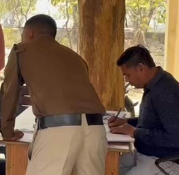 युवक ने अपने गले पर चाकू से किया वार