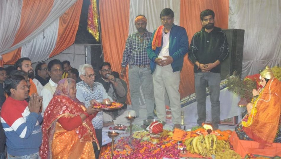 Devotees danced to the hymns of Shri Balaji Maharaj.
