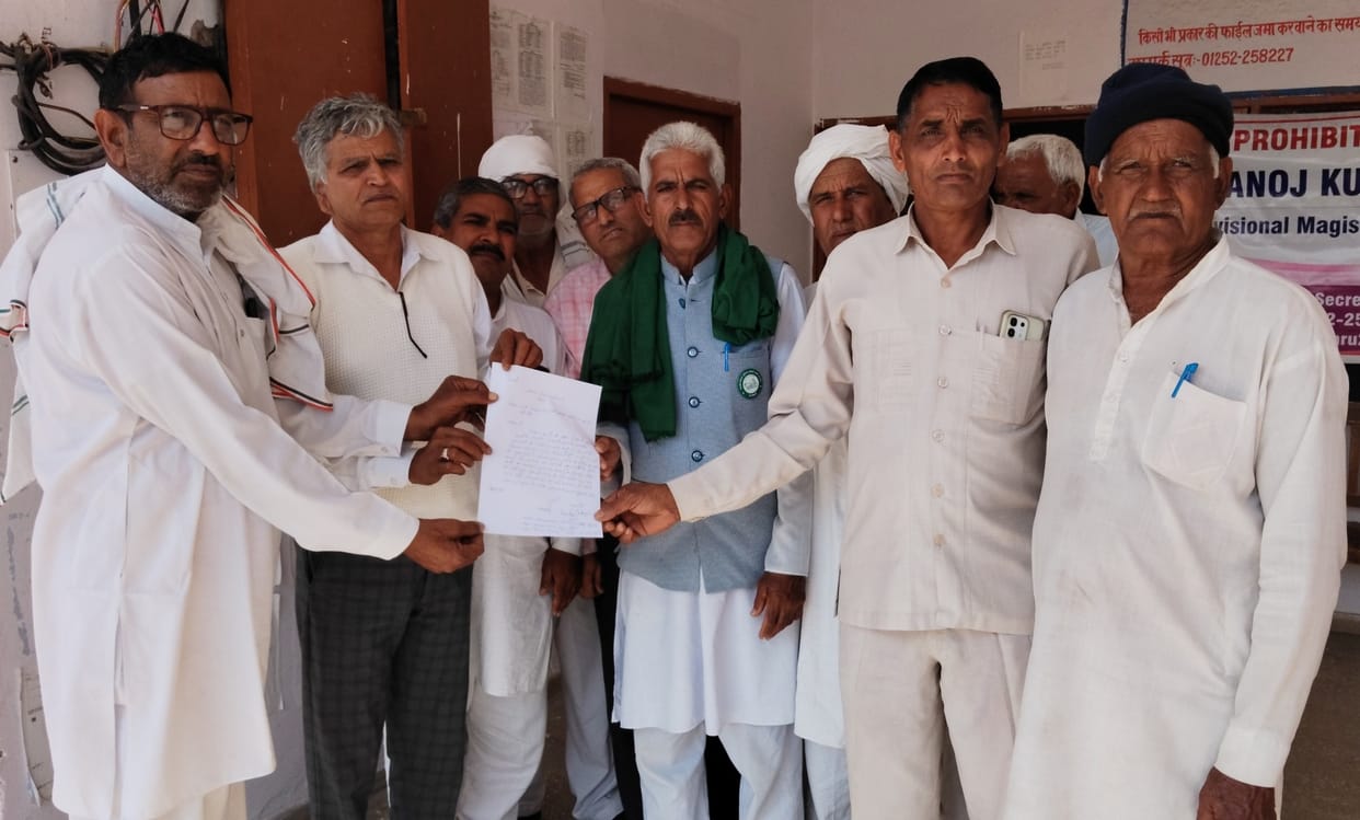 Villagers submitted a memorandum to the SDM demanding disclosure of Manisha's death case.