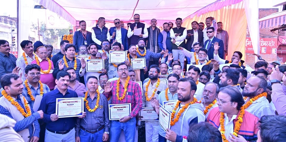Officials of nine units of Khadra region of Lucknow Vyapar Mandal took oath.