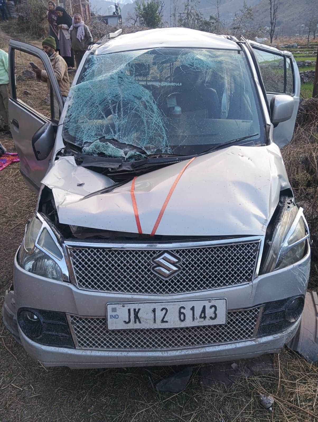 पुंछ जिले की मंडी तहसील में खाई में गिरी कार