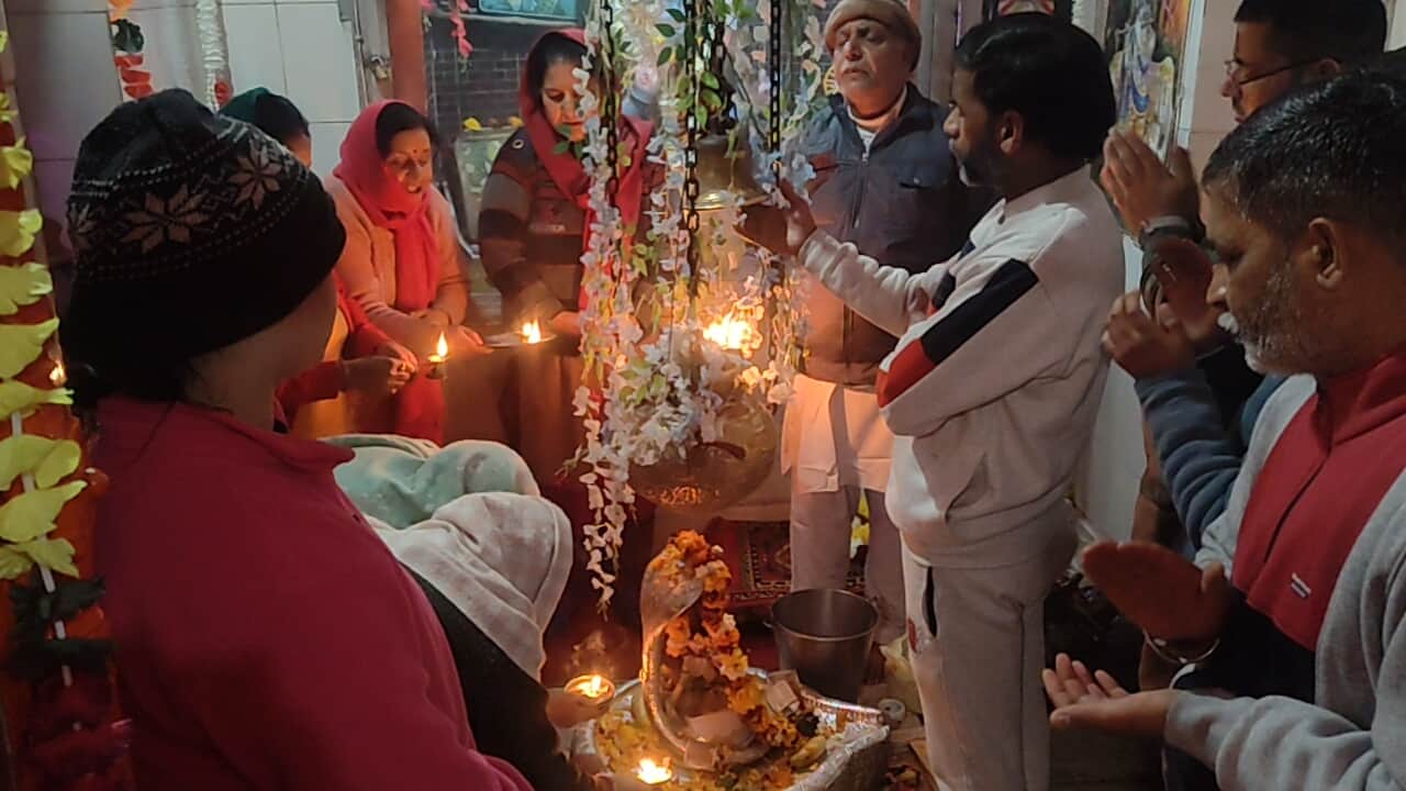 पुंछ के शिवकनेहया मंदिर में महाशिवरात्री पर चार पहर की पूजा में भाग लेते शिव भगत