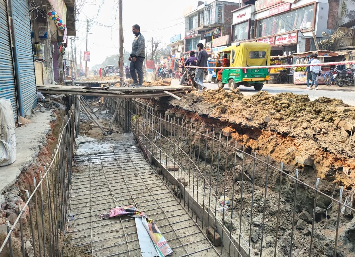 Ignoring safety standards in drain construction in the city...fear of accident