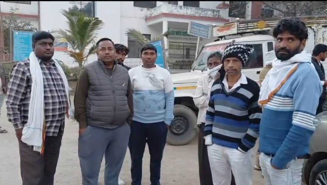 पोस्टमार्टम हाउस में मौजूद परिजन